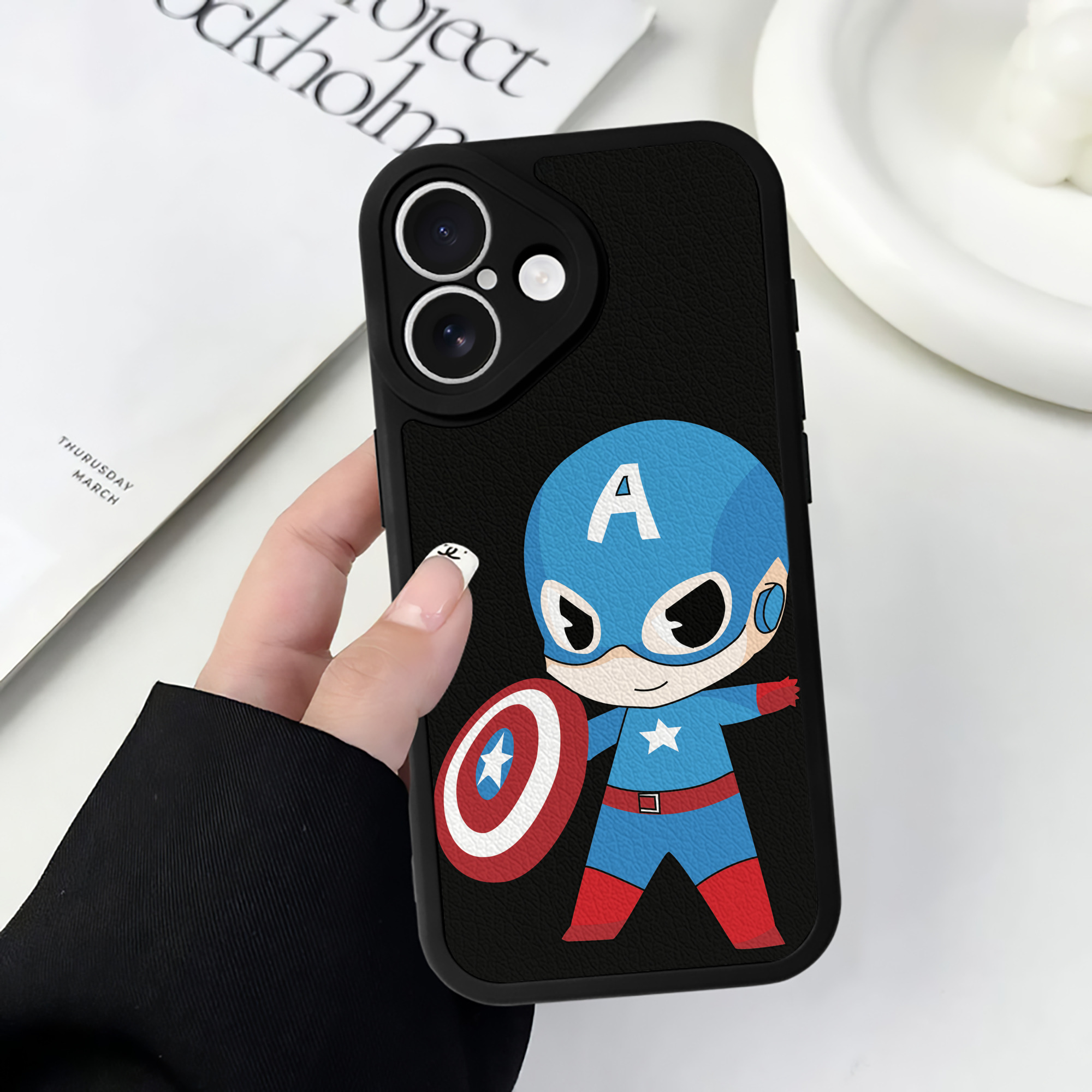 （画像用） アベンジャーズ The Avengers 【iPhone 16シリーズ対応】シリコンスマホケース（レザー調） 材質：シリコン